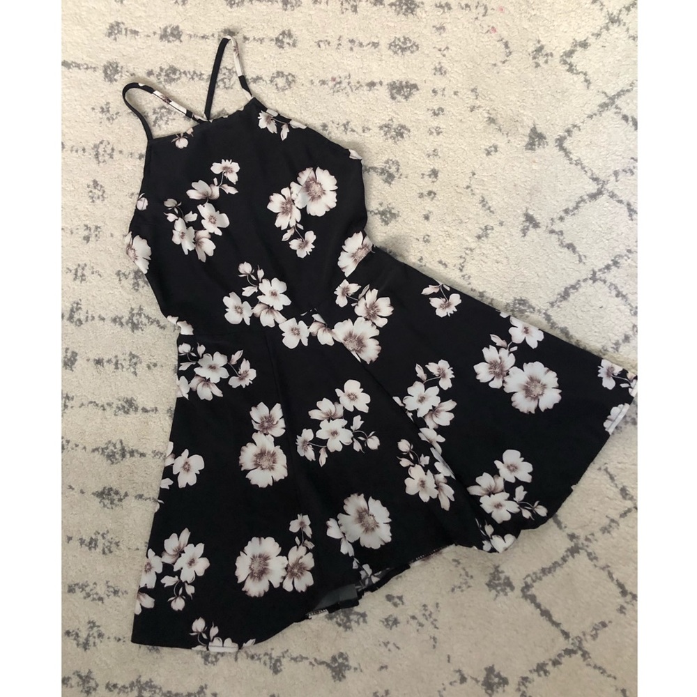 Brandy Melville Kirsten Dress - Picture 3 of 6